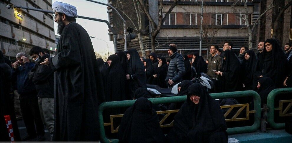 فیلم |  تجمع سوگواران رهبر شهید انقلاب در مقابل دانشگاه تهران
