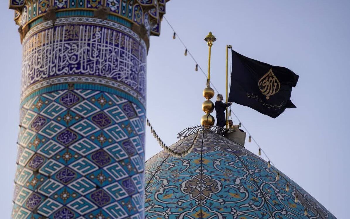 شیراز سیاه‌پوش رهبر شهید شد؛ برافراشته شدن پرچم عزا در حرم مطهر شاهچراغ(ع)