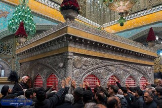 برای نخستین‌بار ضریح مطهر در سوگ رهبر شهید، به رنگ سرخ درآمد