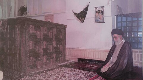تصویری از زیارت رهبر شهید انقلاب از امامزادگان ۷۲ تن ساروق