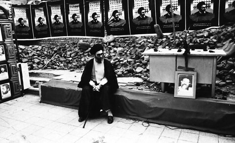 برگ‌هایی از زندگی «رهبر شهید»