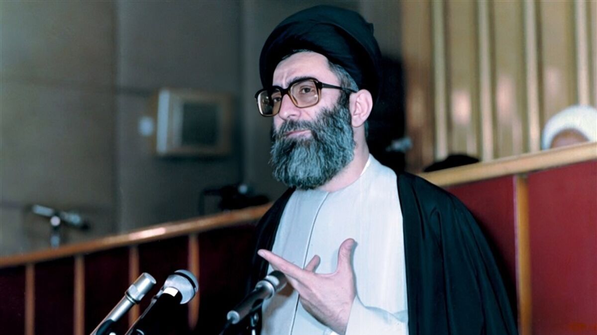 فیلم | خطبه نمازجمعه رهبر شهید امام خامنه‌ای در سال ۱۳۵۹