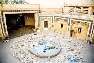 زیر پای مسجد کازرونی خالی است