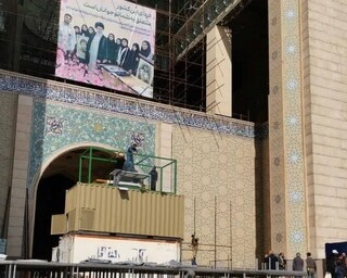 فیلم | آماده سازی محل وداع با پیکر مطهر رهبر شهید امام خامنه‌ای در مصلی تهران