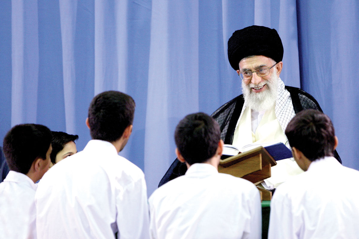 مروری بر حیات علمی حضرت آیت‌الله العظمی خامنه‌ای در حوزه علمیه مشهد/ طلبگی به سبک رهبر شهید