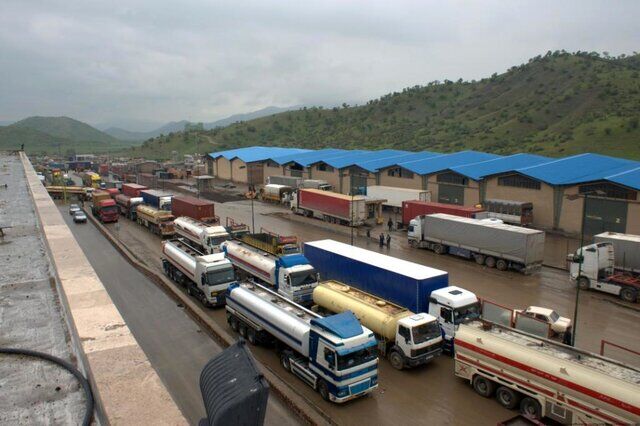 تردد عادی کامیون ها در مرز باشماق