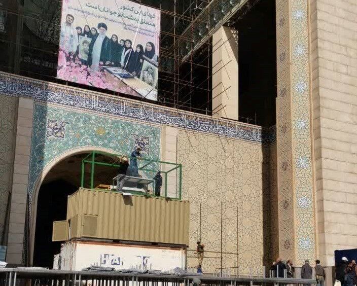 فیلم | آماده سازی محل وداع با پیکر مطهر رهبر شهید امام خامنه‌ای در مصلی تهران