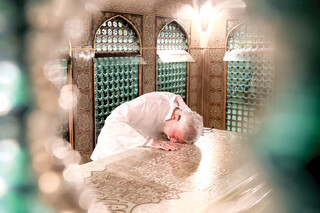 مُشرّف به خدمت این «آستان قدسم»...