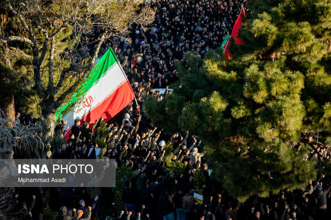 عکس منتخب هفته | تجمع سوگواران رهبر شهید انقلاب در میدان شهدای اراک