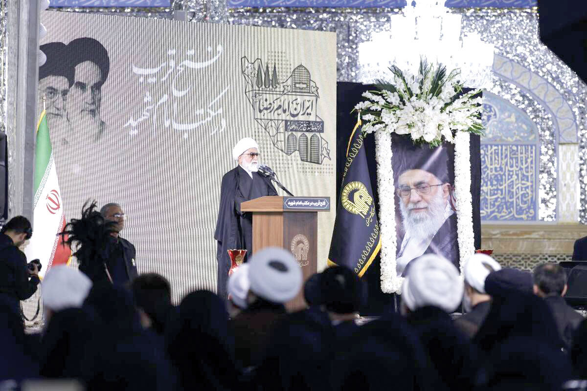 تولیت آستان قدس رضوی در دیدار هزاران نفر از نخبگان ضمن تبیین راه امام شهید انقلاب: خامنه‌ای زنده است