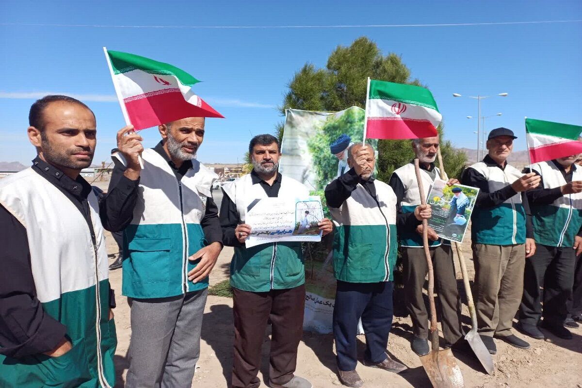 کاشت ۳۰۰ نهال به یاد رهبر شهید در بیرجند