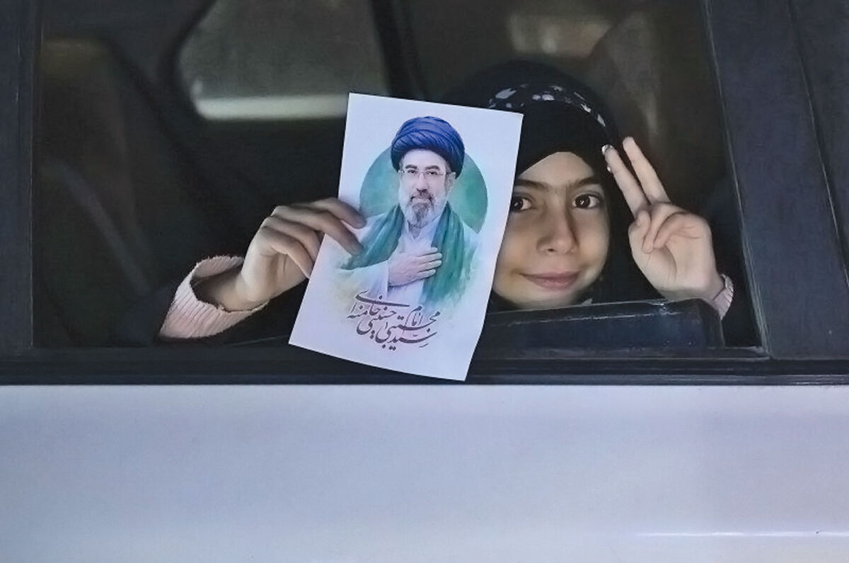 بیعت اهالی فرهنگ و هنر با سومین رهبر انقلاب / دست خدا عیان شد