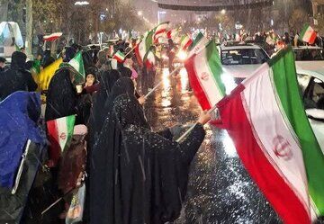 تجمع  مشهدی‌ها زیربارش برف برای خونخواهی امام شهید