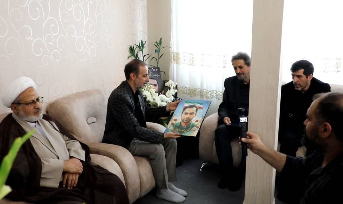دیدار معاون صدای رسانه ملی با خانواده شهید صدرا ردایی