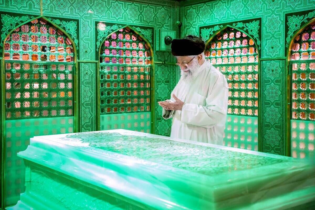 روایتی از سیره عملی مقام معظم رهبری (ره) در غبارروبی مضجع شریف حضرت رضا (ع)