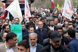 همراهی رئیس‌جمهور با راهپیمایان روز قدس تهران