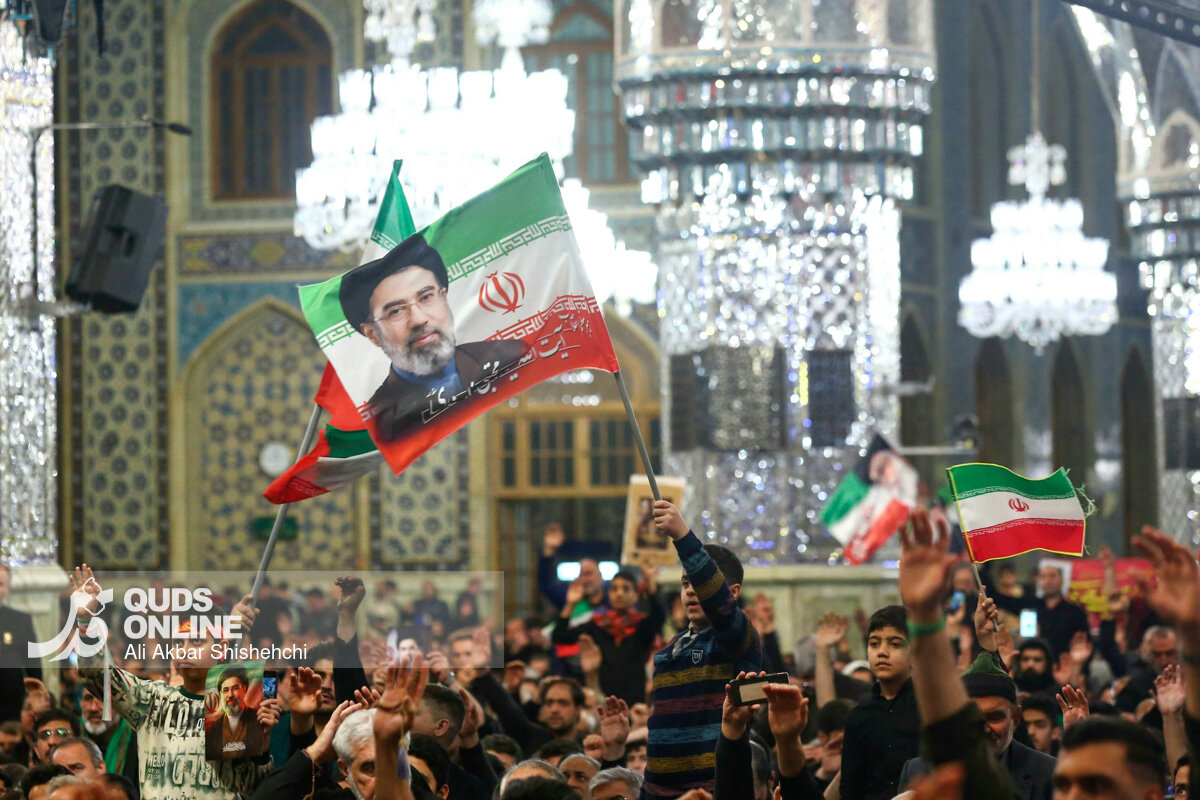 فیلم | گفتگو بسیار زیبا با زائرین در حرم امام رضا (ع) به مناسبت روز جمهوری اسلامی ایران