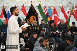 اشک و تضرع زائران عرب زبان حرم مطهر رضوی در آخرین شب قدر