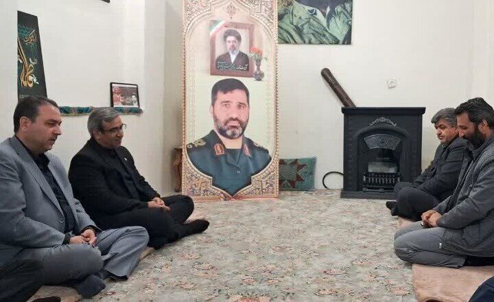 دیدار استاندار خراسان رضوی با خانواده شهید جنگ رمضان