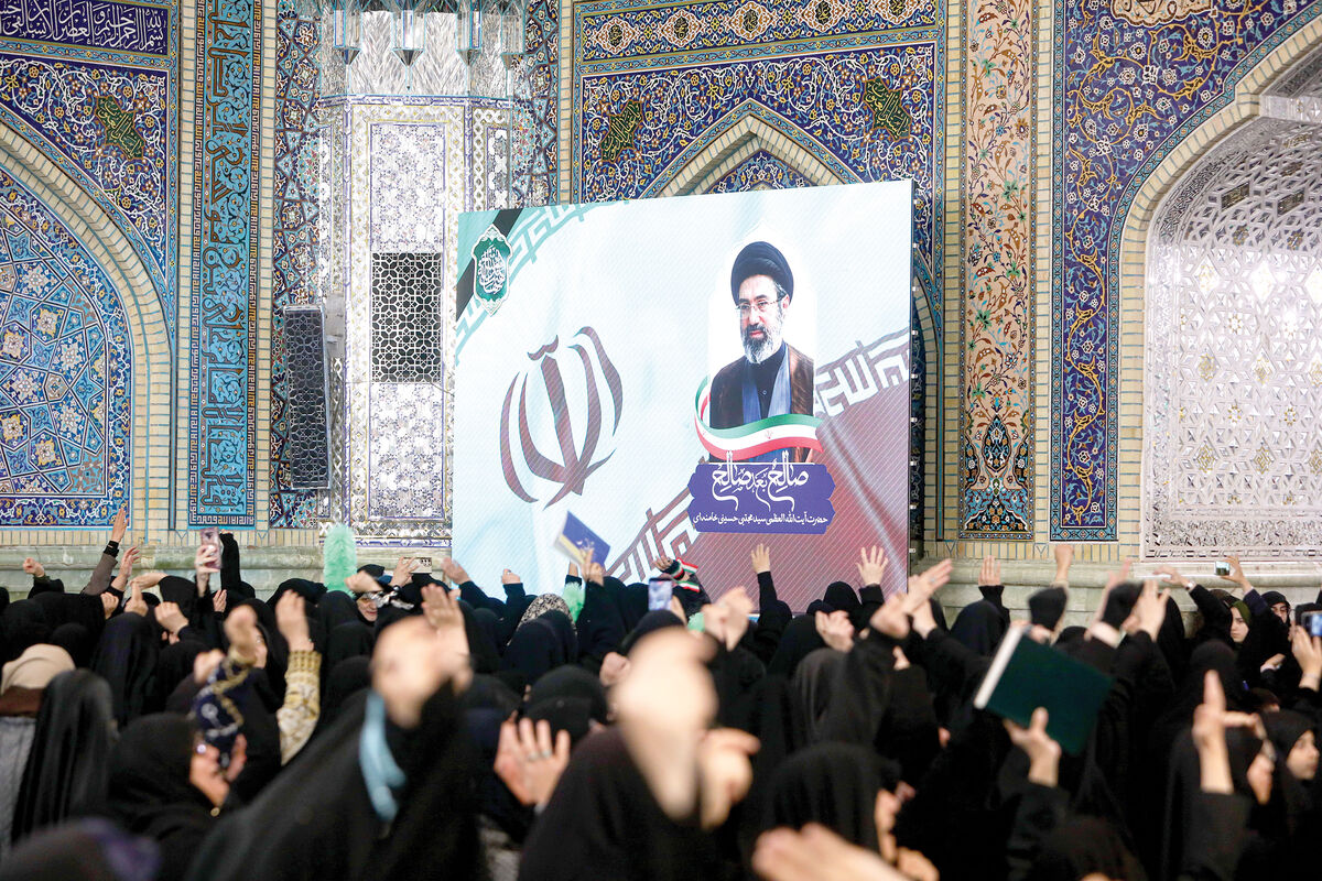 روایتی از بیعت زائران حرم مطهر رضوی با رهبر معظم انقلاب اسلامی / رهبری از سلاله سیادت و شهادت