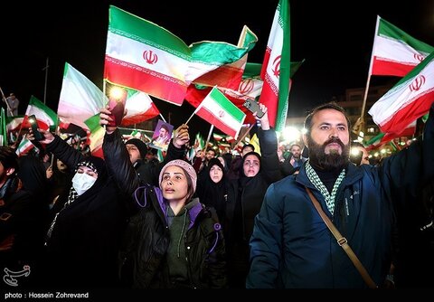 عکس منتخب هفته | وداع مردم تهران با شهدای ناوشکن دنا