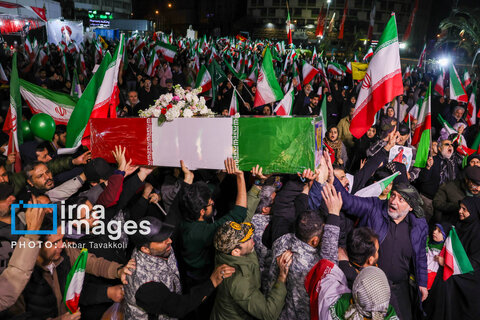 عکس منتخب هفته | مراسم وداع با شهدای ناوشکن دنا در میدان ولیعصر(عج)