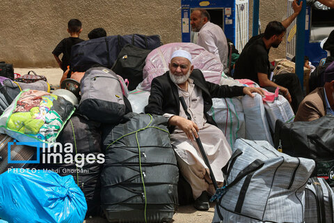 عکس منتخب سال | اتباع افغانستانی غیرمجاز از مرز دوغارون 
 تیر ۱۴۰۴