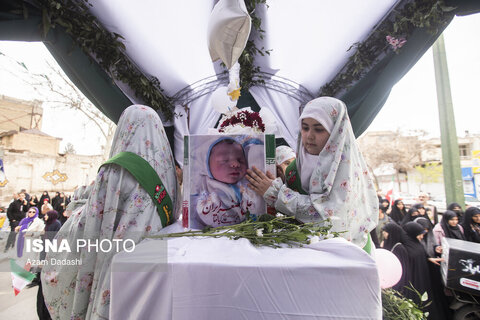 عکس | تصویری از تشییع پیکر "علی اصغر" ایران