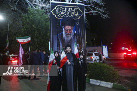 تجمع شبانه مردم مشهد در حمایت از مدافعان وطن