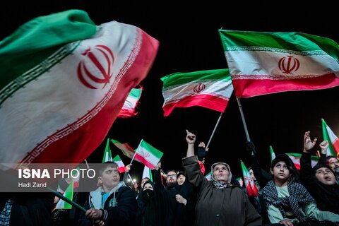 عکس منتخب هفته | تجمع شبانه مردم در حمایت از مدافعان وطن - تهران