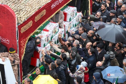 عکس منتخب هفته | تشییع ۱۳ بسیجی شهید جنگ رمضان در محله قراملک تبریز