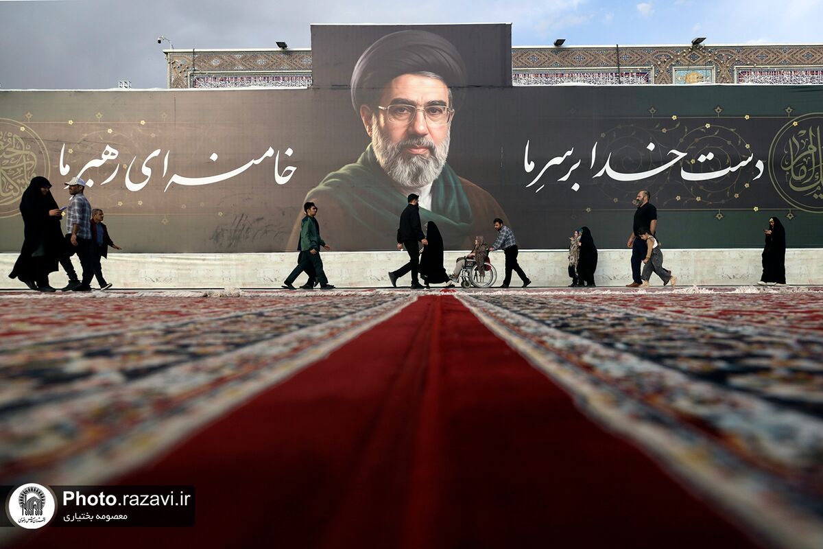 اکران دیوارنگاره بیعت با سومین رهبر انقلاب در حرم مطهر رضوی