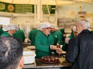 آغاز خدمت‌رسانی ۲۴۰ خادم‌یاران رفسنجان در چایخانه صحن کوثر