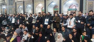همزمان با پخش زنده از رسانه ملی انجام شد/ قرائت دعای توسل در جوار بارگاه ملکوتی امام رضا(ع) به یاد خبرنگاران شهید لبنانی