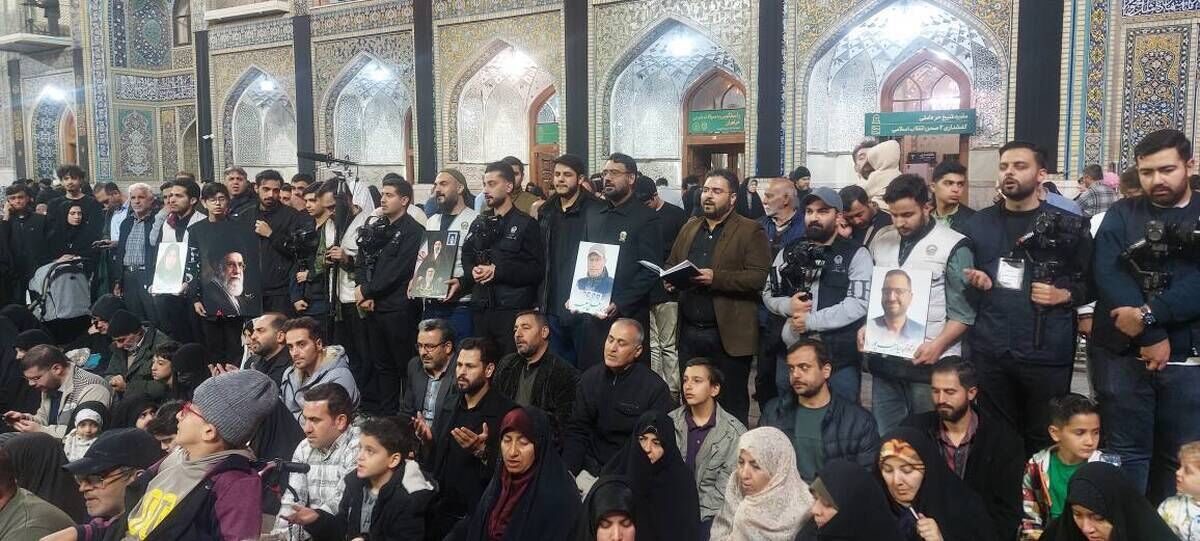 همزمان با پخش زنده از رسانه ملی انجام شد/ قرائت دعای توسل در جوار بارگاه ملکوتی امام رضا(ع) به یاد خبرنگاران شهید لبنانی