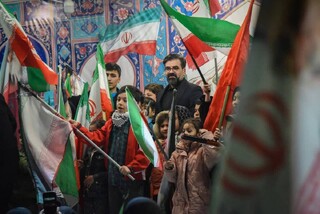 مجری برنامه محفل در بیست و نهمین شب اجتماع مردمی میدان شریعتی مشهد مطرح کرد؛ اقتدار ایران در ایمان مردم و نصرت الهی ریشه دارد