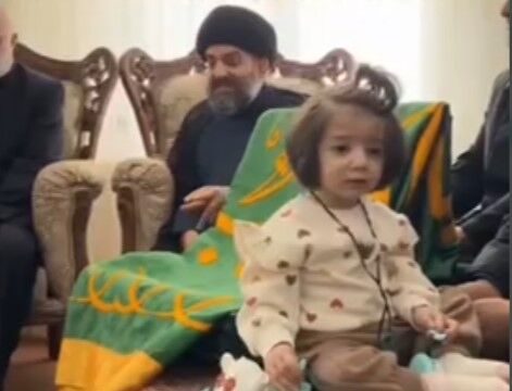 روایت نوزاد ۱۸ ماهه تبریزی که از زیر آوار حمله بیرون آمد و در سایه پرچم رضوی، دوباره به زندگی‌سلام کرد/حلما، ققنوس‌کوچک ایران