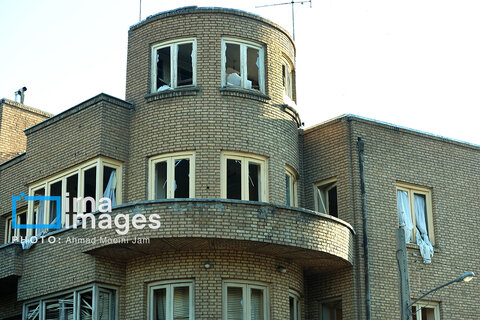 عکس | تصاویری از حمله آمریکا به سفارت سابق خود در تهران