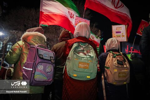کودکان اردبیل با کوله‌پشتی‌های خود آمدند