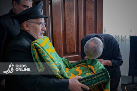 گزارش تصویری | حضور خادمان رضوی در منزل شهید قائدی و بیمارستان امام حسین(ع)