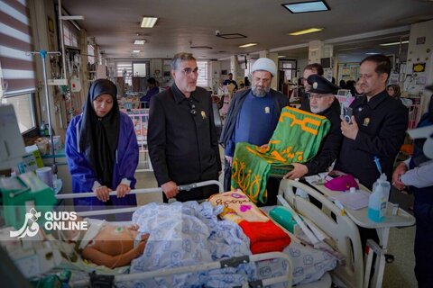 گزارش تصویری | حضور خادمان رضوی در منزل شهید قائدی و بیمارستان امام حسین(ع)