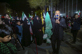 پرچم ایران در دست «حامیان ولایت و مدافعان وطن» - موکب رسانه ای قدس