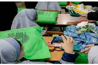 ۲۹۰ دست لباس گرم برای دانش‌آموزان محروم / خدمت‌رسانی خدمه خواهران حرم رضوی در مناطق حاشیه مشهد