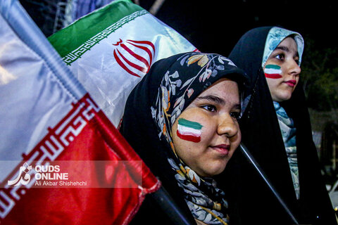 دهه نودی ها پای کار انقلاب در تجمعات شبانه مشهد