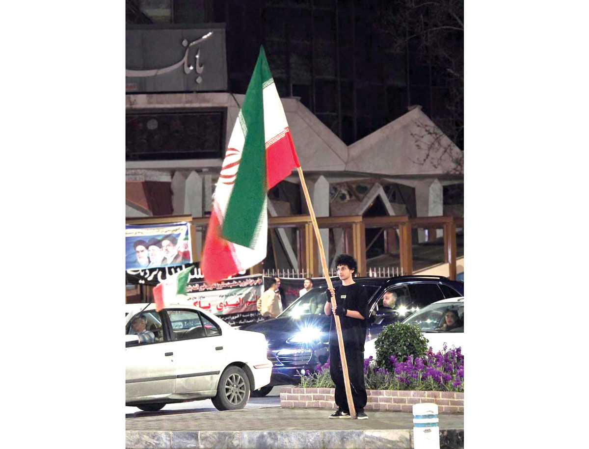 پرچم در باد می‌رقصید