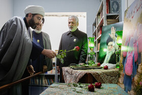 عکس | تصاویری از حضور خدام حرم مطهر رضوی در منزل پدری رهبر شهید انقلاب