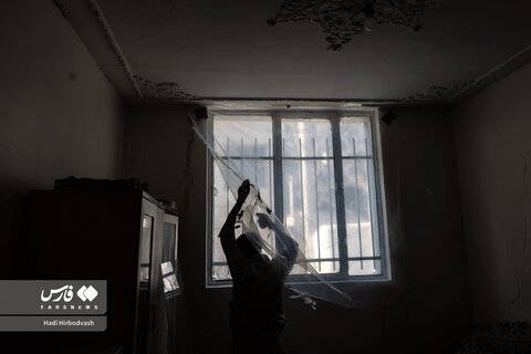 نصب شیشه منازل آسیب دیده به دست جهادگران