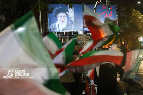 پرچم ایران در دستان حامیان ولایت موکب رسانه‌ای قدس