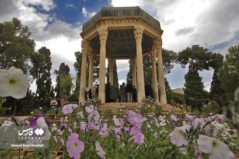 آرامگاه حافظ در بهار ۱۴۰۵