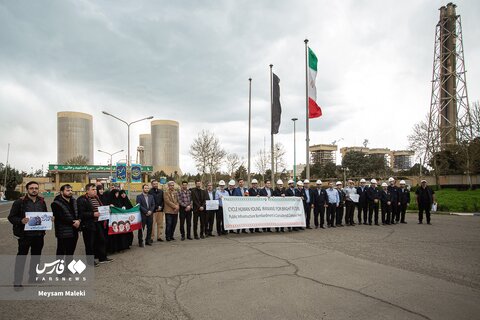 زنجیره انسانی جوانان قزوین مقابل نیروگاه شهید رجایی